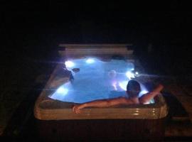 Forest Sweet Retreat Hot Tub & Wood Fired Sauna，位于尤克卢利特的酒店