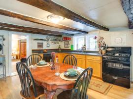 Historic Boonsboro Vacation Rental with Grill，位于Sharpsburg的酒店