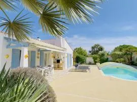 Villa de plain pied avec jardin paysager et piscine