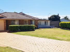 3 Bed Room, Luxury Home，位于Schofields的酒店