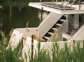 Deine schwimmende Auszeit auf dem Wasser - Festlieger Hausboot Tortuga，位于德米茨的船屋