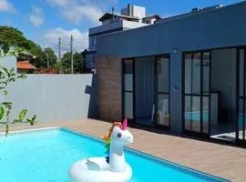 Aconchegante casa de Madeira com linda área lazer!