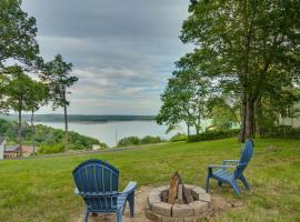 Lake-View Mountain Home Retreat with Fire Pit!，位于芒廷霍姆的酒店