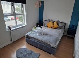 What a great location in Bromley with 4 bedrooms!，位于布罗姆利的度假屋