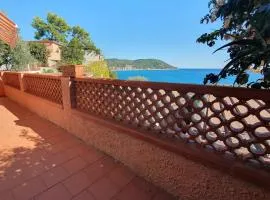 C22 Beach front little villa - spa bath, pool, private beach