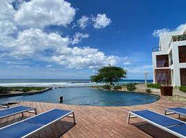 Hacienda Iguana beach front Penthouse with swimming pools and ocean view，位于托拉的乡村别墅