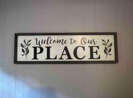 Cozy Cabin, minutes from Lost River State Park，位于Mathias的酒店