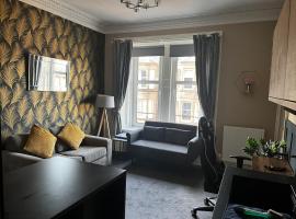 Stunning apartment on Perth Rd-mins from City Centre Dundee，位于邓迪的自助式住宿