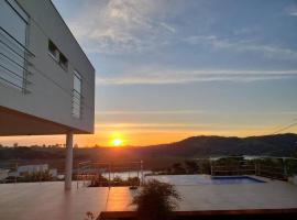Casa excelente e ampla na represa de Piracaia，位于皮拉卡亚的酒店