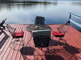 Stunning Lakefront Home - Swim, Fish, Kayak, HotTub，位于Long Pond的酒店