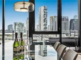 Luxury Penthouse with Astonishing Bay and City Views，位于墨尔本南墨尔本市场附近的酒店