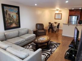 Beautiful Spacious 2 Bedroom, 2 Bathroom Condo，位于长滩的酒店