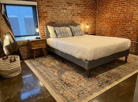 Luxury 2 Bedroom Apt With Exposed Brick Downtown，位于罗阿诺的酒店