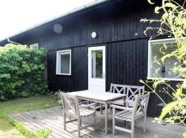 4 person holiday home in Svaneke，位于斯瓦讷克的海滩短租房