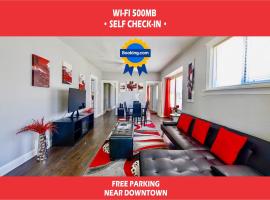 The Rubi Lounge - Spacious Brooklyn Centre Modern Escape Near Downtown With Parking, 300MB WiFi & Self Check-In，位于克利夫兰克利夫兰市动物园附近的酒店