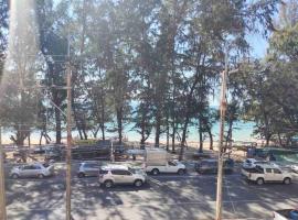 Beachfront Family room, Relax & Sunbathe 5 guests，位于Ban Chak Phai的酒店