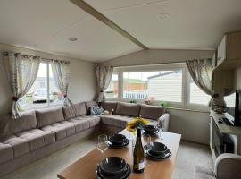 Luxurious Three Bedroom Caravan，位于Jaywick Sands的酒店