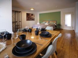 ImmoStay #2 -Moderne Wohnung mit zwei Balkonen, WLAN & Parkmöglichkeit，位于施图尔的酒店