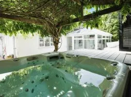 5 Bedroom Home In Brighton With Hot Tub