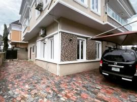 Immaculate 4-Bed detached duplex in Lekki Chevron，位于莱基的别墅