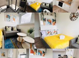 Private Room in Modern Shared Apartment, Each with Kitchenette, Central Birmingham，位于伯明翰的旅馆