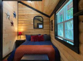 Cozy Log Tiny Cabin in Red River Gorge!，位于Campton的乡村别墅