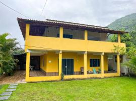 Casa com churrasqueira e piscina, perto de riacho，位于安格拉杜斯雷斯的度假屋