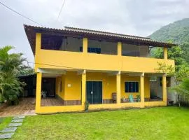 Casa com churrasqueira e piscina, perto de riacho