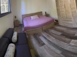 Chalet in Batrouna Park resort, facing the pool, gazon,gym,GENERATOR IS INCLUDED，位于Al Ḩulwah的酒店