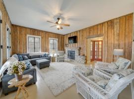 Scenic Loon Lake Adventure Retreat with Dock!，位于Loon Lake的酒店