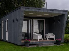 Tiny house aan het water op de appelhof，位于Wommels的小屋