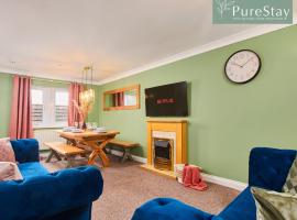 Stunning 6-Bedroom House in Nantwich with Parking & Free Wi-Fi by PureStay Short Lets，位于南特威奇的酒店