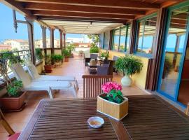 "Appartamento del Mare Gliaca" con vista Isole Eolie,ampia terrazza,wifi e parcheggio gratuito，位于皮拉伊诺的酒店