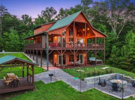 Murphy Cabin with Hot Tub, Fire Pit and Mountain Views，位于Turtletown的酒店