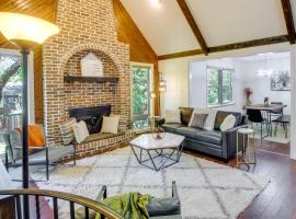 Overland Park Home with Fenced-In Yard and Gas Grill!，位于欧弗兰帕克的酒店