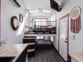 New calm & relaxing Tiny House w deck near ZION，位于Apple Valley的酒店