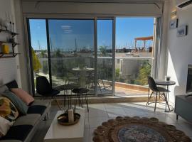 Charming apartment with sea view at Marina Village Herzliya，位于荷兹利亚B的公寓