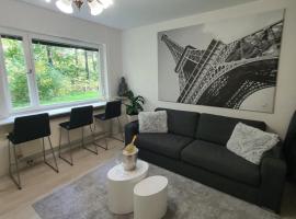 Close to the metro and the beach!!! with a view of the Scandinavian forest，位于斯德哥尔摩的酒店