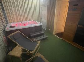 HOUDARLING Chalet avec Hammam Sauna Jacuzzi Privatif，位于尼姆的酒店