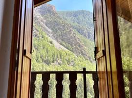 Cozy Chalet With Mountain Views in Ussin, Valtourneche, Parking，位于沙穆瓦的木屋