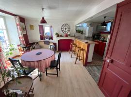 Charmant appartement au cœur des volcans d Auvergne，位于米拉的酒店