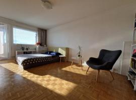 Big room with balcony in a shared apartment in the center of Kerava，位于凯拉瓦的酒店
