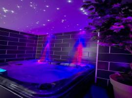 BLŌM Suite romantique, spa privé & salle de massage, petit dej inclus，位于Guesnain的酒店