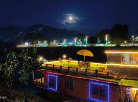 Houseboat Karima palace，位于斯利那加的酒店
