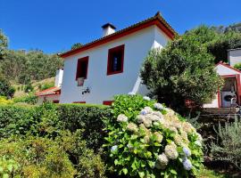 Charming Villa with Mountain View in Camacha Garden，位于卡马查的酒店