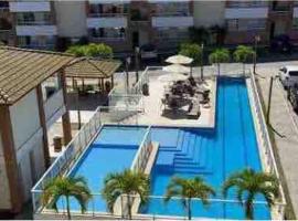 Guarajuba - apartamento 2 quartos com suíte e piscina raia olímpica，位于Camacari的带停车场的酒店
