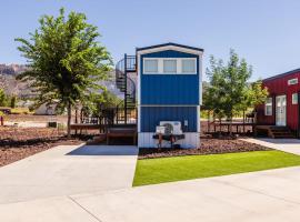 Lil' Blue Oasis Tiny Home，位于Apple Valley的小屋