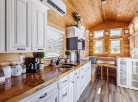 Desert Oasis Tiny Home，位于Apple Valley的酒店