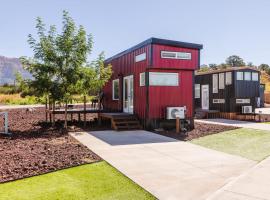 Ruby Red Tiny Home，位于Apple Valley的小屋