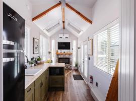 Moonrise Tiny Home，位于Apple Valley的酒店